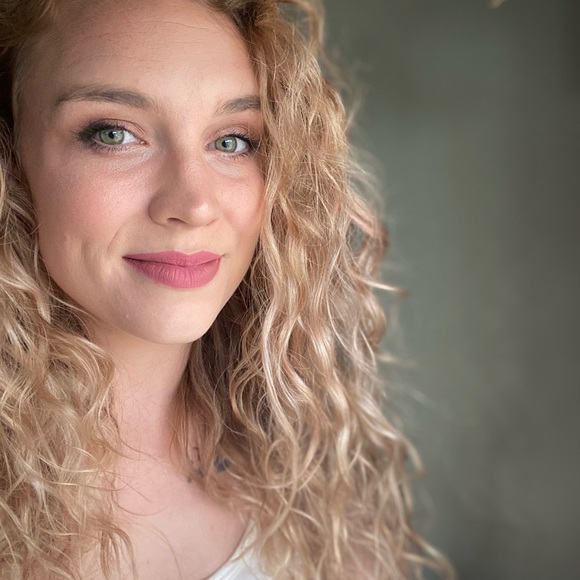 Meet your Posher, Tori - Picture 2 of 4